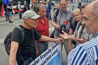 Odpůrci se v Brně pustili do účastníků sudetského sjezdu. Objevil se transparent s hákovými kříži - Novinky