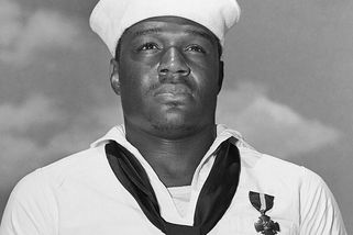 Černý kuchař Doris Miller sestřeloval Japonce. USA ho přehlížely, teď mu chce Trump opět vzít pocty - Médium.cz