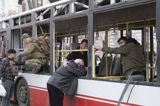 Rusové zaútočili na autobus s civilisty: nejméně devět mrtvých - Novinky