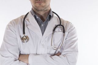 Pacienti mu věřili, on je roky okrádal. Oční lékař dostal podmínku a pokutu - Seznam Zprávy