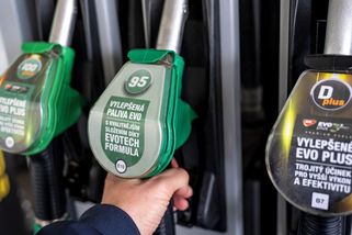 Řidič na Vysočině odjel od benzínky s tankovací pistolí v nádrži. Škoda 200 tisíc - Novinky