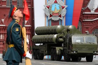 S-400 projíždí Moskvou. Rusko chrání Den vítězství před ukrajinskými drony