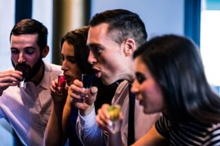 Piráti proti alkoholu: Chtějí varování na etiketě a méně reklamy. Opozice se jejich návrhy baví