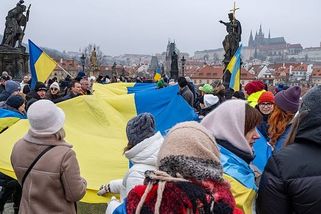 Zpěv, emoce a modrožlutý Karlův most. Ukrajinský svátek přišli oslavit i Češi