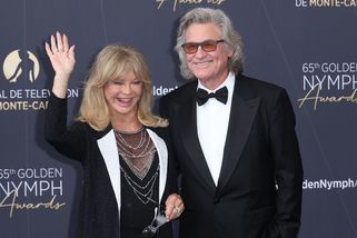 Goldie Hawn (80) teda umí žít! V plavkách si střihla tanec s lahví vína