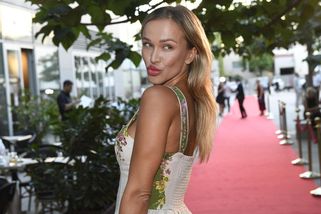 Nela Slováková pózovala v titěrných bikinách vedle koně. Přišlo i rýpnutí do Hanychové