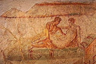Erotické fresky, kamenná lůžka a otrokyně. Slavný nevěstinec v Pompejích se zachoval dodnes - Médium.cz