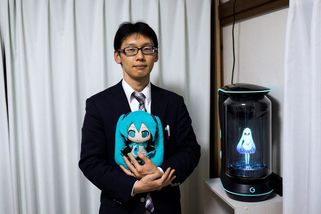 Fiktosexuál z Japonska oslavil šestileté výročí svatby. Jeho žena ho nemůže zklamat - Novinky
