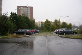 Češi nemají místo před domem jisté. Soused tam může legálně nechat pět aut