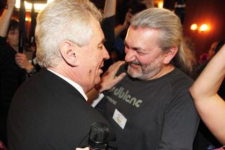 Když Hůlka odepsal kamaráda Zemana: Zklamal jsi mě jako člověk, co si to k nám dovoluješ? - Médium.cz