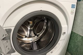 Pračka smrdí a na gumě je černá plíseň: Vyčistí ji prázdný cyklus se sodou a octem