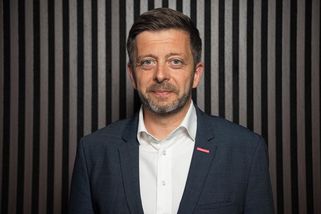Poprvé do školy: Exministr Vít Rakušan se pochlubil roztomilou momentkou. Jeho prvňáček si všechny získal - Super.cz