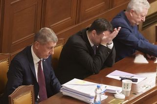 Sedmiletý fracek? Macinka uchvátil grimasami ve Sněmovně. Podívejte se na některé z nich
