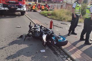 V Karlových Varech se střetlo auto s motorkářem. Opilý řidič vozu utekl, těžce zraněnému nepomohl - Novinky