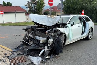 Řidička v Hořovicích vylétla ze silnice a nabourala do domu - Novinky