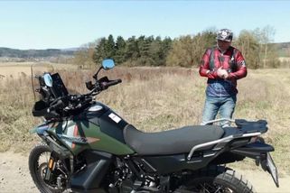Plnohodnotné enduro za 276 tisíc korun. Sršeň otestoval stroj s pořádným motorem i brzdami