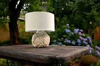 Lampička z blešáku získala nový vzhled designovky za tisíce jen díky mušličkám z dovolené | Tipy za hubičku