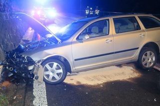 Mladá řidička dostala na mokré vozovce v zatáčce smyk. Za Tanvaldem trefila zábradlí