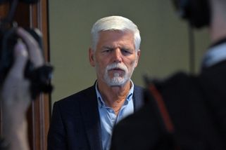 Zrušení pravomocí prezidenta k vedoucím misí je protiústavní, míní senátní komise | ČeskéNoviny.cz