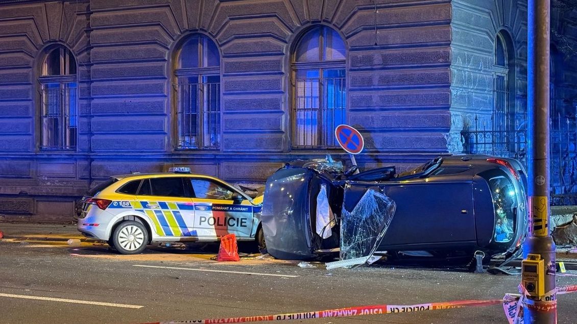 Policisté pronásledovali v centru Prahy tuningové auto, při nehodě zabili dívku z náhodného vozu - Novinky