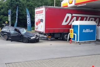 Řidička škodovky na D1 nabourala zezadu do kamionu, jehož řidič tankoval na čerpací stanici