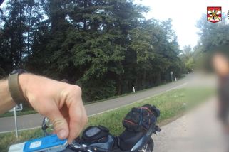 Motorkář povzbuzený pervitinem ujížděl na Hodonínsku policistům. Stroj mu sebrali - Novinky