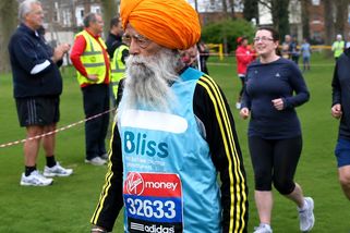 Říkali mu „Turbanové tornádo“. V 89 Fauja Singh běžel první maraton. Ve 114 ho srazilo auto - Médium.cz