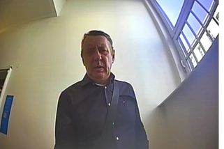 Zapomenutých 80 tisíc v plzeňském bankomatu: Policie pátrá po muži z fotografie
