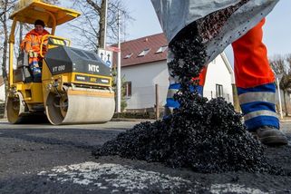 Babiš potvrdil vzkaz krajům: Na opravy silnic od státu nic nedostanete, peněz máte dost