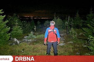 Ztraceného autistu našli horští záchranáři během noci, mladík se k nim rozeběhl a chytil je za ruku