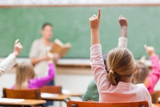 Asistent musí být od září v každé první třídě s více než 15 žáky. ‚Nedaří se nám je sehnat,‘ hlásí školy