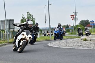 Čechy dojal motorkář-gentleman na Klínovci. Respekt, vzkazují mu na sítích