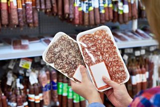 Nejhorší salám ze supermarketu poznáte už podle etikety. Jsou tam samé škroby a éčka
