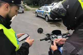 Týden v autech: Mohou motorkáři předjíždět v kolonách? Ministerstvo na to má jasné stanovisko