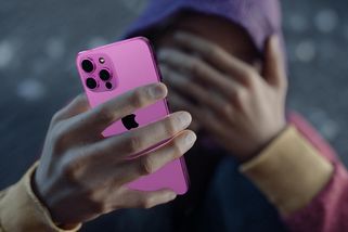 Koupili si oranžový iPhone 17 Pro, nyní mají růžový. Uživatelé řeší, co s tím