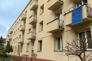 Balkonovou fotovoltaiku pořídil za 6 000 Kč v supermarketu. Za rok mu ušetřila na elektřině necelé 3 tisíce, přesto by ji znovu nekoupil