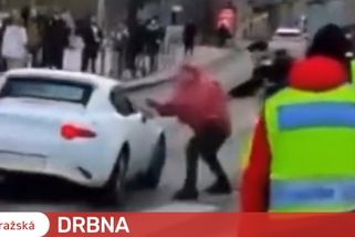 Demonstranti poničili auto Ukrajincům. Měla jsem velký strach, říká žena, která v něm seděla