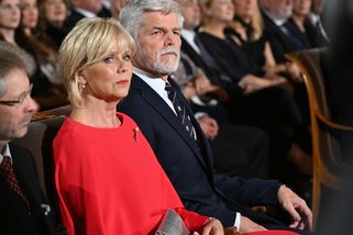 Eva Pavlová ve stylu Kate Middleton: Nádhernou červenou róbu s pelerínou z předávání státních vyznamenání jsme na ní už viděli – Lifee.cz