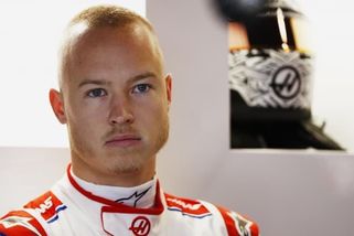 Mazepin opět závodí. FIA zmírnila pravidla pro ruské závodníky