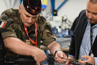 securitymagazin.cz/defence/francouzsky-plukovnik-kulomety-dss-1404074450.html?utm_source=www.seznam.cz&utm_medium=seznam_distribuce&utm_campaign=lide