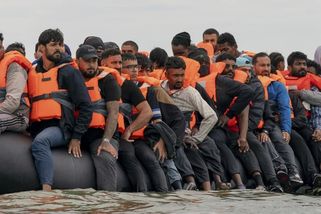Bitva s migranty na pobřeží: Policisté jim prořízli člun, ukazují záběry. Chtěli přes La Manche
