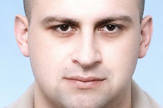 Půl tuny peněz naložil vysokozdvižný vozík a zmizel. Brázdí zloděj Procházka vlny Karibiku? - Médium.cz