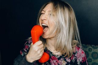 Jak jsem volala do banky a málem skončila v blázinci aneb „Trhni si, mrtvolo!“ - Médium.cz