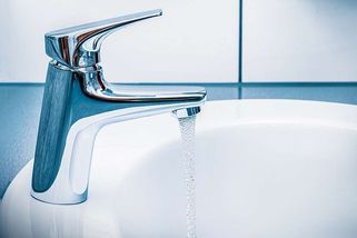 Než půjdete koupit novou, zkuste vanovou pákovou baterii opravit, jde to většinou snadno