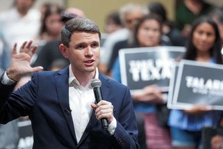 Před kamerami jí maso a káže o Kristu. Demokrat dobývá republikánskou pevnost - Seznam Zprávy