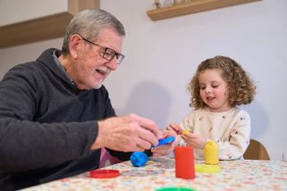 Prarodiče odmítají hlídat vnoučata zadarmo: „Náš čas v důchodu má stejnou hodnotu jako vaše práce“