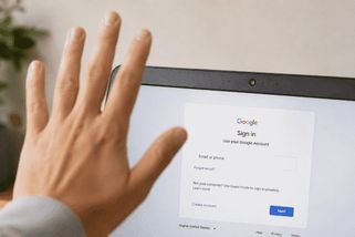 Už žádné označování autobusů, nově budeme mávat do kamery. Google testuje bizarní reCAPTCHA