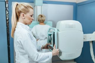 Konec obíhání lékařů kvůli prevenci. Ženy už nebudou potřebovat žádanku na mamograf