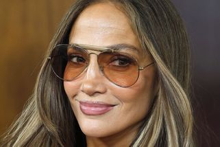 JLo se vejde do těchto ikonických 25 let starých šněrovacích džín ze známého klipu!