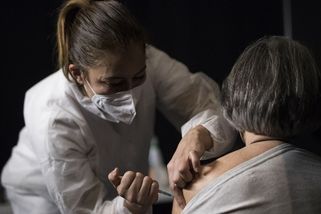 Ústav registruje už 322 případů podezřelých účinků vakcíny proti covidu - Novinky